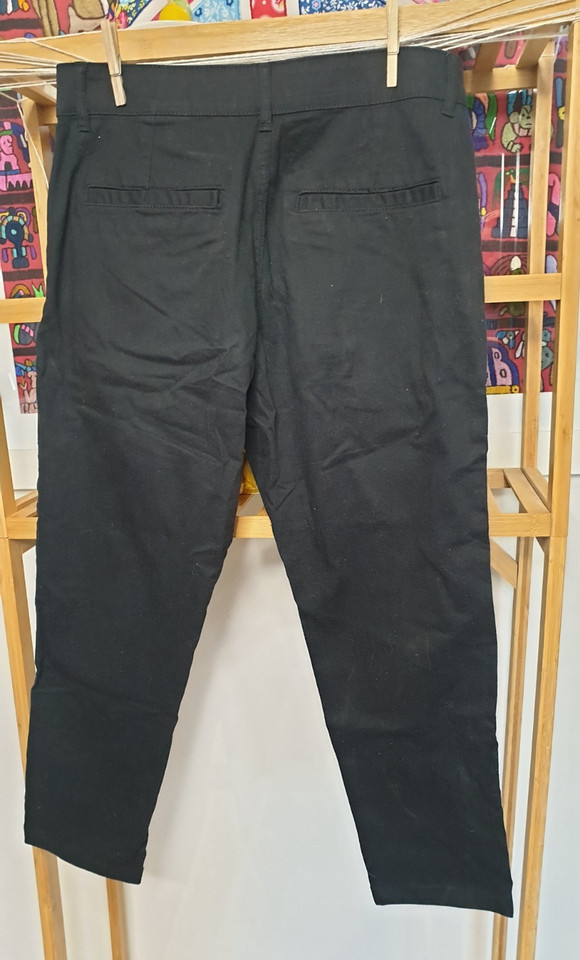 H&M Jeans Size 12 (31") Black Denim Cropped Tapered Stretch Pants, Waist Darts