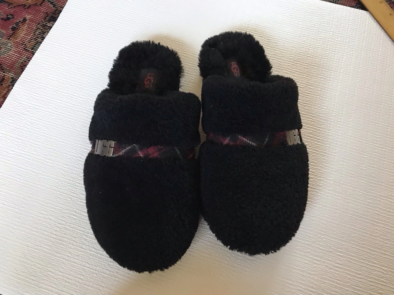 UGG Dalla Pantofole da donna a quadri in pelliccia di agnello nere taglia US 9