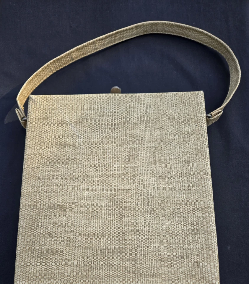 Bolsa de mão vintage década de 1950 em forma de caixa forrada de cetim zíper aro médio de metal - Imagem 2 de 4