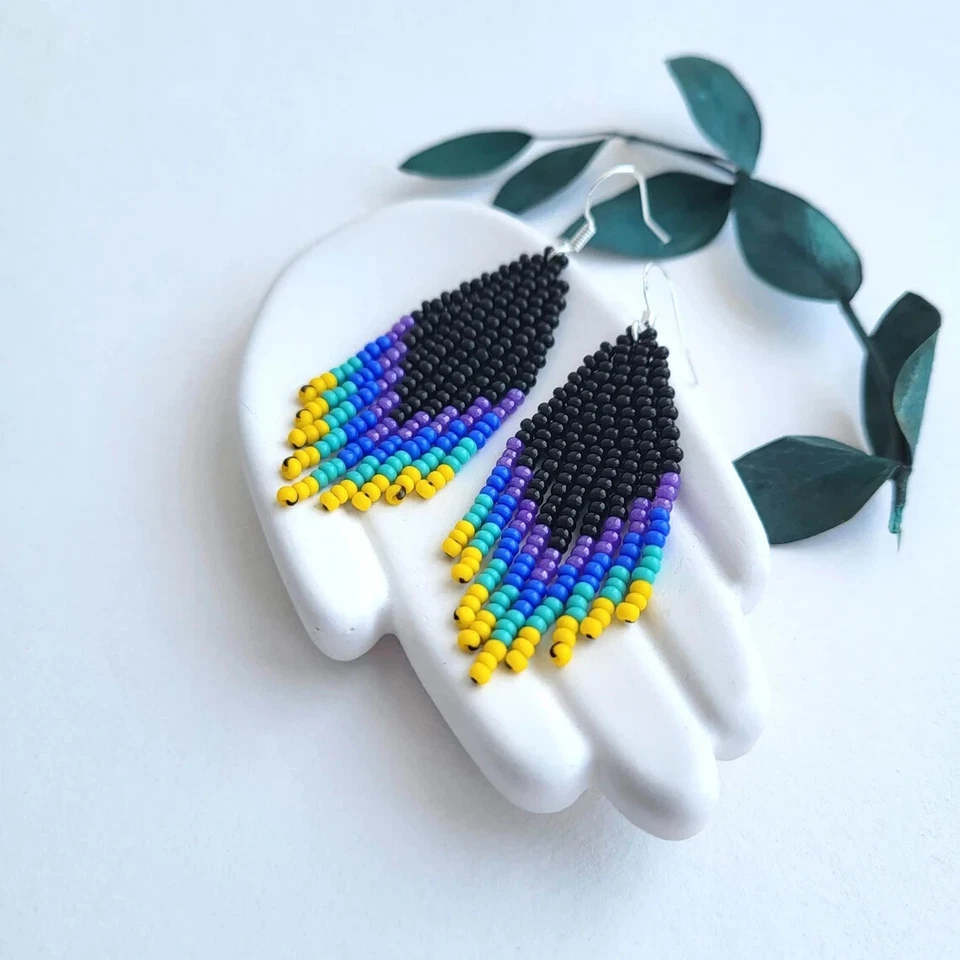 Brincos lustre preto violeta turquesa e amarelo com miçangas - Imagem 4 de 4