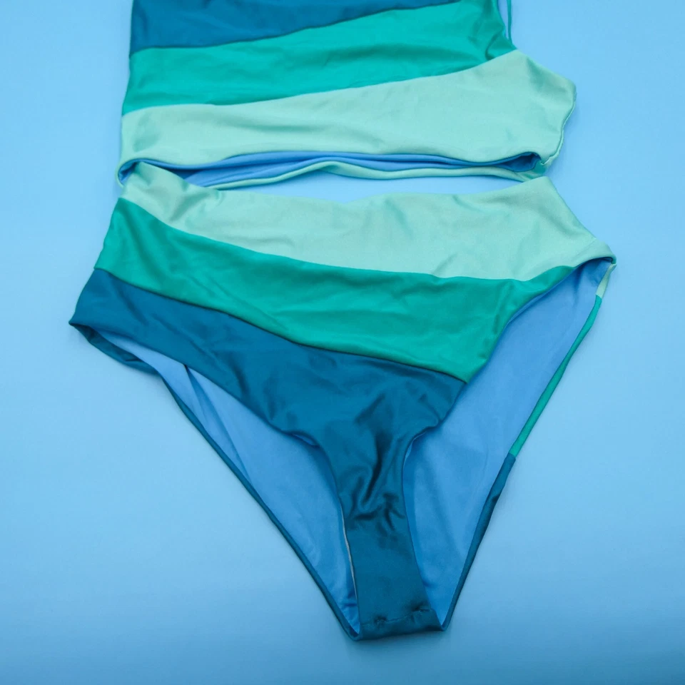 Traje de baño de una pieza Beach Riot azul medio a rayas con recorte de un solo hombro Foto 2 de 4