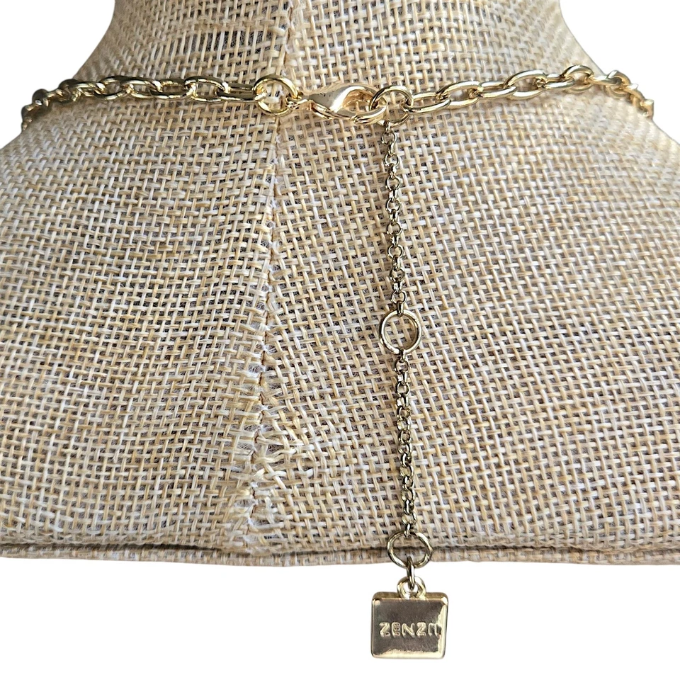 Conjunto de collar y aretes aro florales con racimos de flores negras Zenzii tono dorado Foto 4 de 4