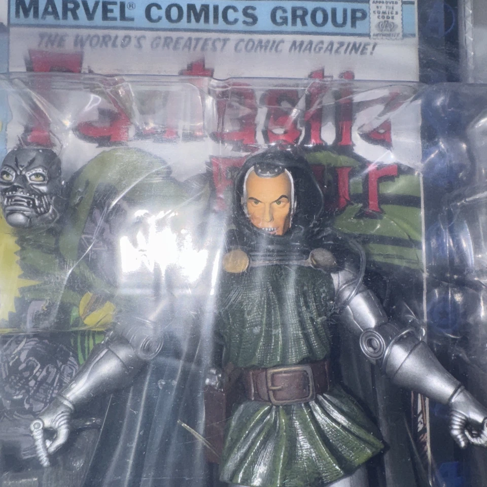MARVEL LEGENDS SERIES II 2 DR DOOM ACTION FIGURE WITH 32 PAGE COMIC #247 New +++ - Imagem 2 de 4