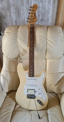TYME Stratocaster E-Gitarre Cremeweiß