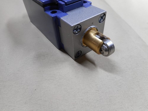 Schneider XCKJ167D limit switch (NIB) - Picture 3 of 3