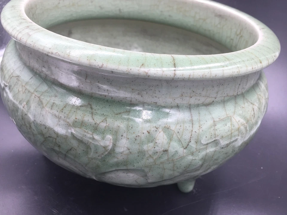 A Chinese Ming Dynasty Celadon Tripod Censer 明代龙泉香炉 - Image 3 of 4
