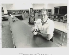 1988 Press Photo Colvin Stephenson at library of Hickory Grove-Sharon School