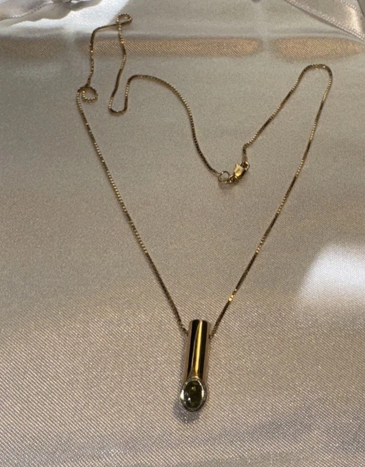 14kt Yellow Gold Genuine Peridot Necklace on a 14kt yellow gold 18” box chain. Foto 4 de 4