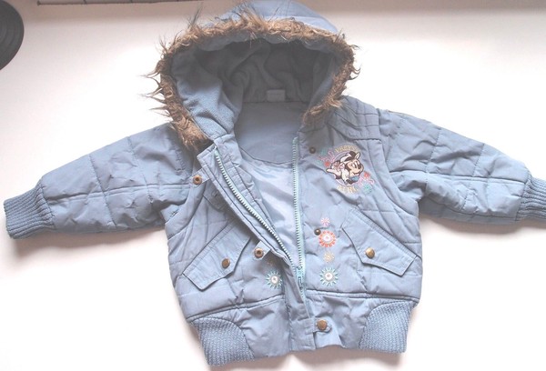Cazadora Disney con mangas desmontables para niña. Talla 2 años. COMBINO ENVÍOS