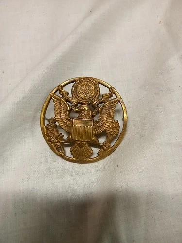 WW2 Era US Military Army Eagle Insignia Emblem Brass Hat Cap Badge Pin