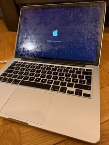 MacBook Pro 13 A1502 läuft, Display Gehäuse stark verkratzt