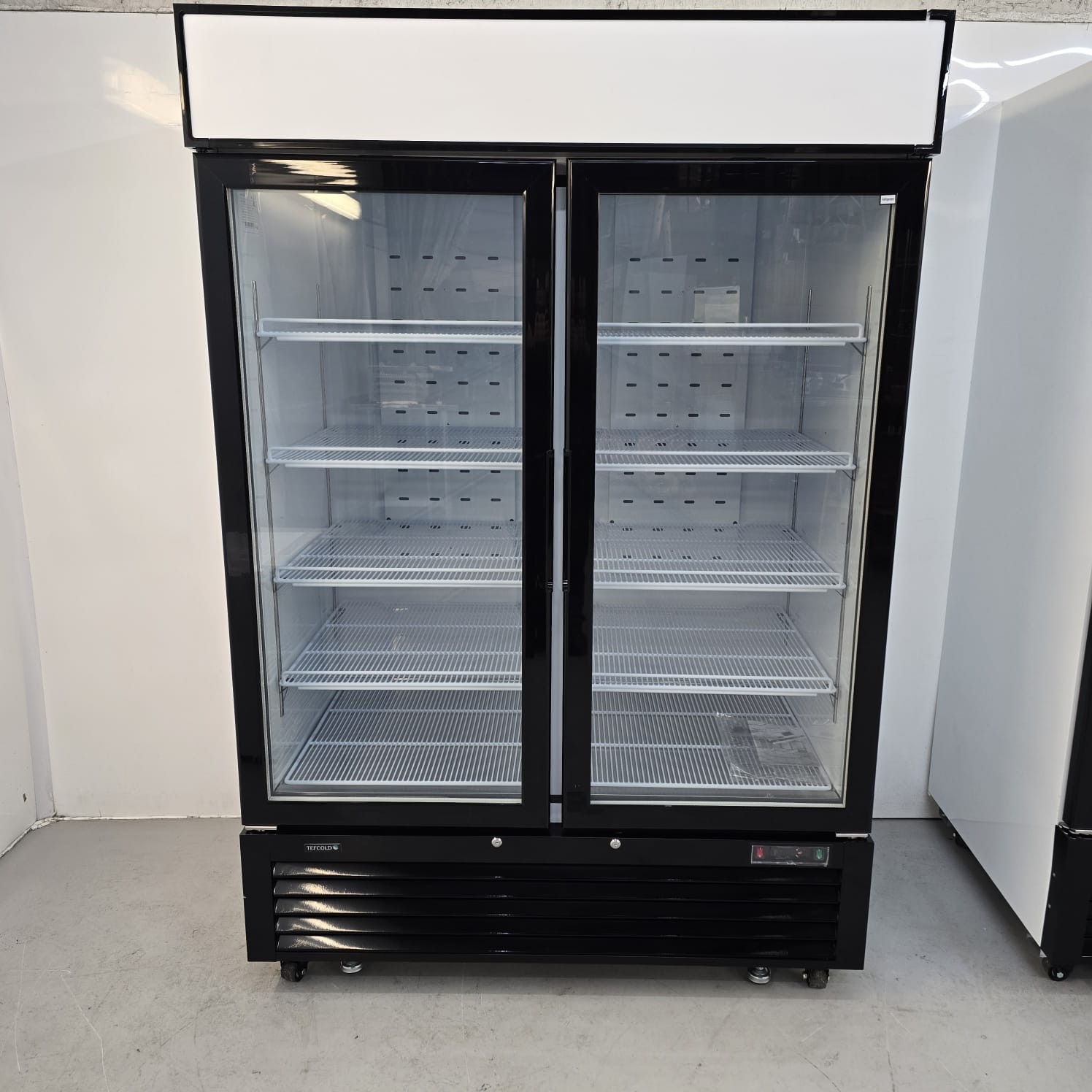 Display Fridge Double Door Upright 1108L Merchandising Chilled Commercial Sho...