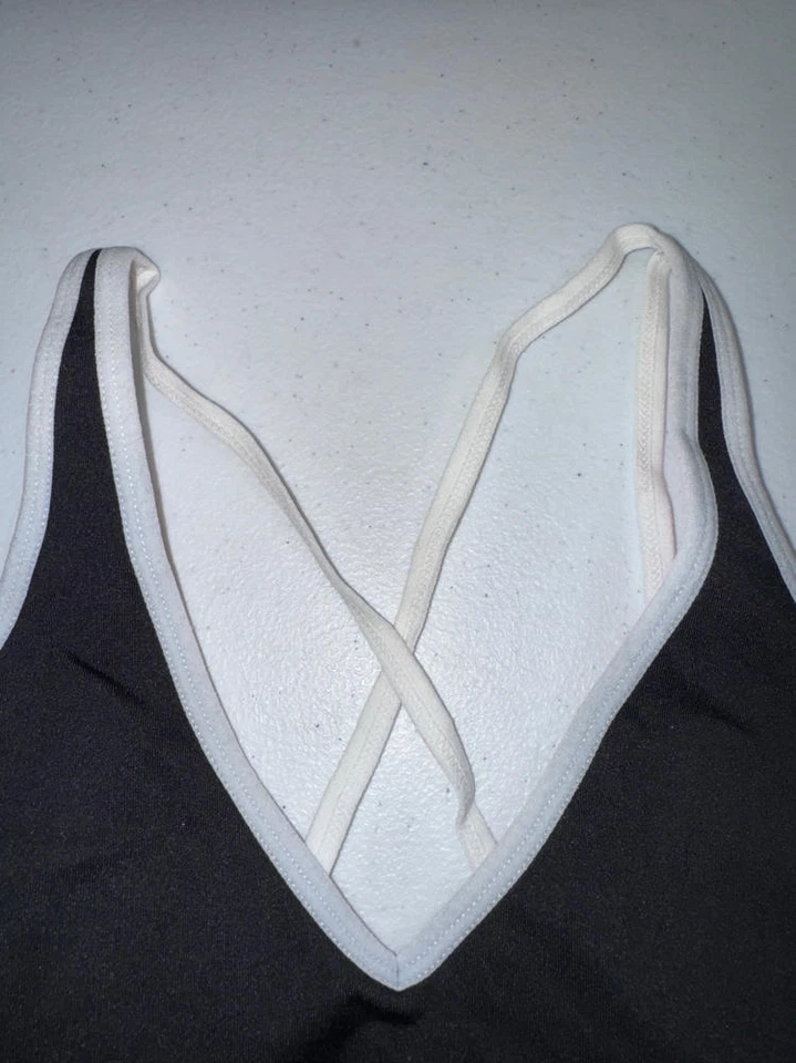 Tommy Hilfiger 女式高性能运动文胸,深黑色,尺寸 S,缺陷 — 第 3/4 张图片