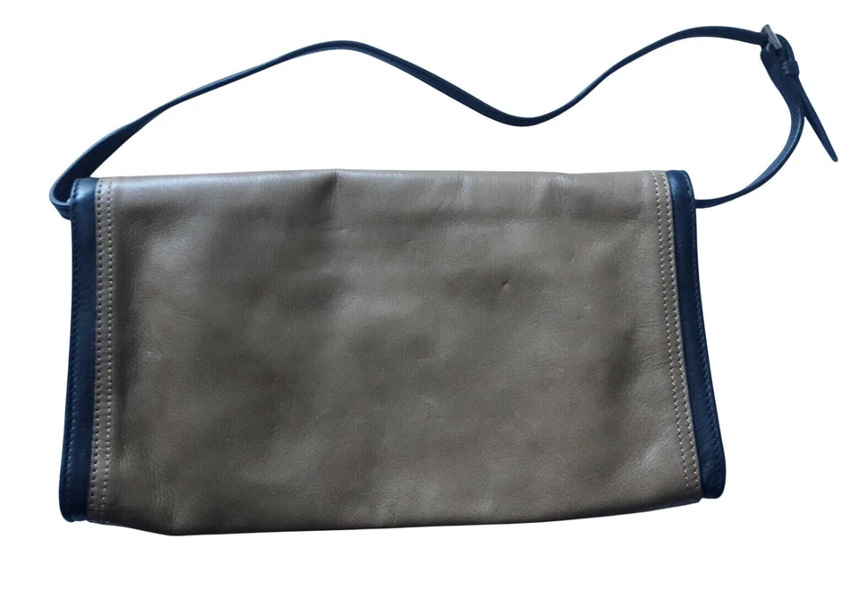 BOLSO CLUTCH COCCINELLE NEGRO TOSTADO CUERO GENUINO SOLAPA BROCHE X-BODY Foto 3 de 4