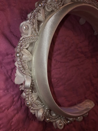 Vintage 80s Beaded Bridal Hairband with Pearl and White Lace Detailing tiara - Picture 4 of 7
