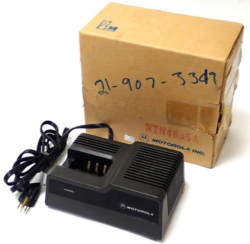 MOTOROLA NTN 4635A CHARGER 117V 60Hz 30mA, OUT 22VDC 120mA for NI-CD ...