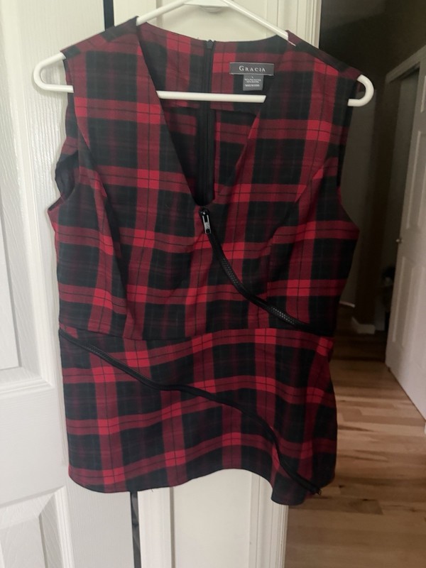 Gracia red and black plaid sleeveless blouse L