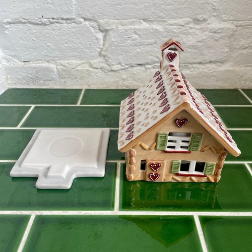 Villeroy & Boch Gingerbread Village House of Hearts Tealight Holder - Christmas - Picture 2 of 10