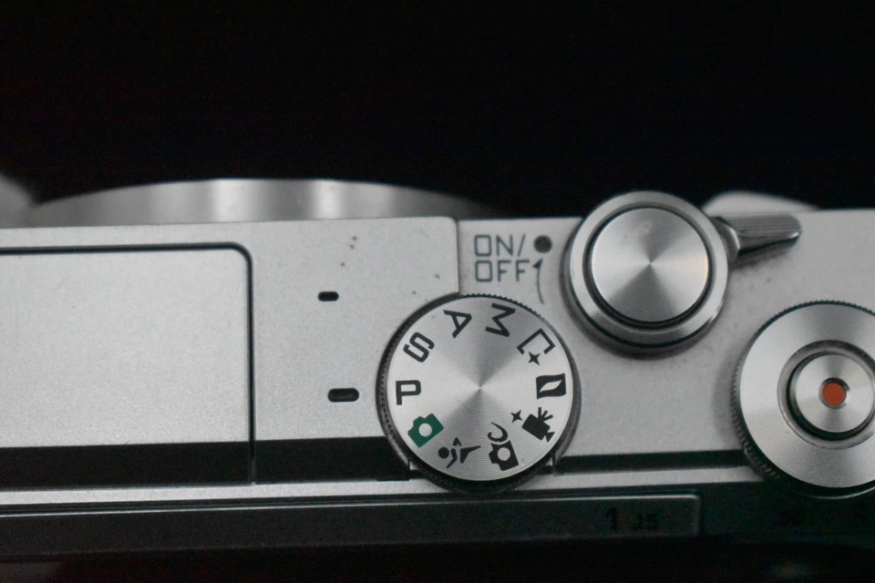 [US Duty Paid] Nikon 1 J5 DSLR Mirrorless Digital Camera with Lens Silver 8422 - Image 2 of 4