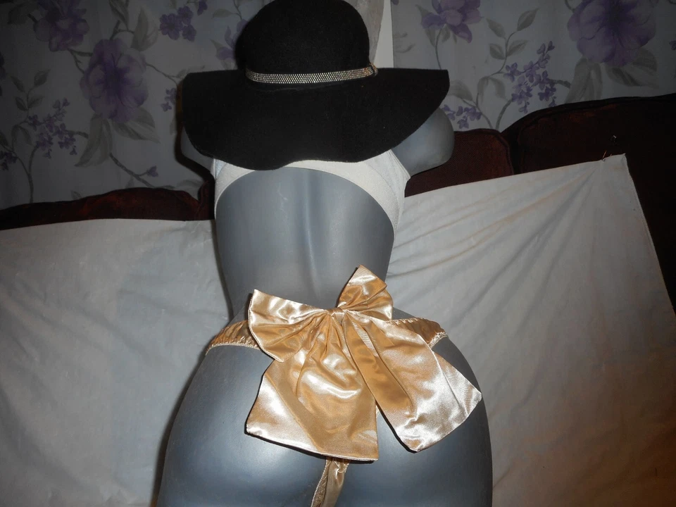 Panty Frederick's Of Hollywood Satin Bow Cheeky Champagne M & L vendido por separado Foto 3 de 4