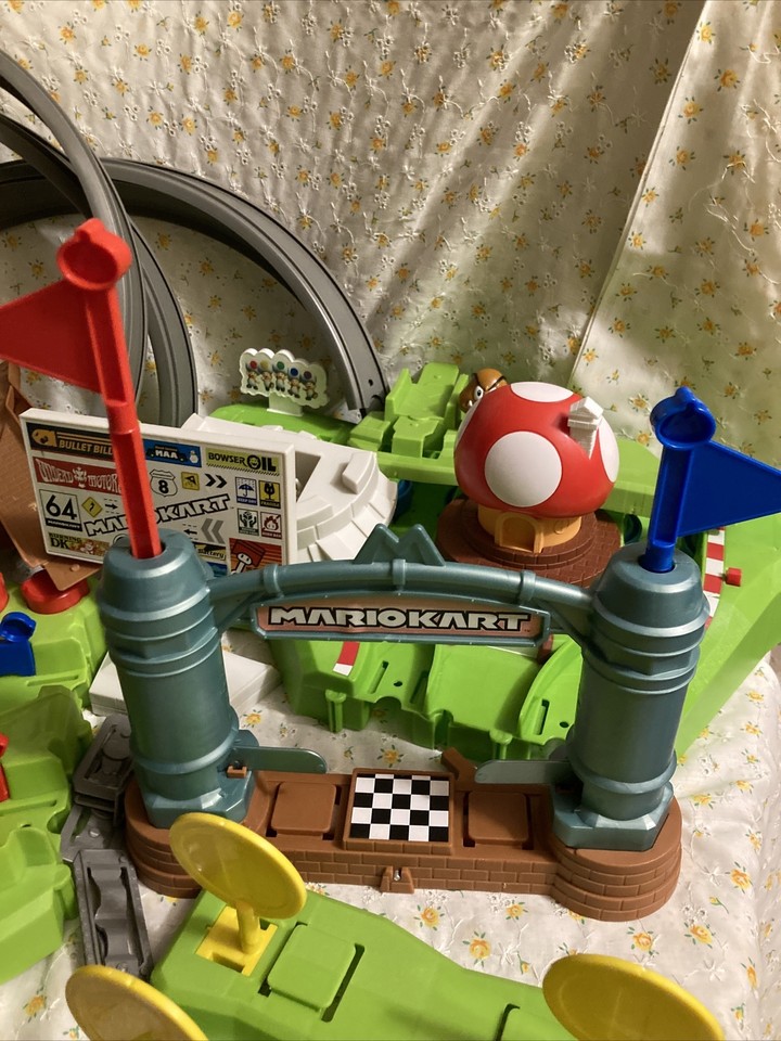 Hot Wheels GCP27 Mario Kart Circuit Track Set Great Condition