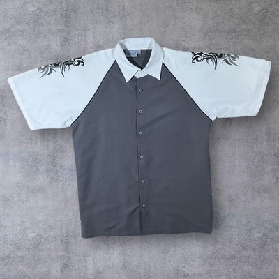 Frühe 00er Identic Goth Y2K Stammesgrafik grau weiß Polyesterhemd Small Medium