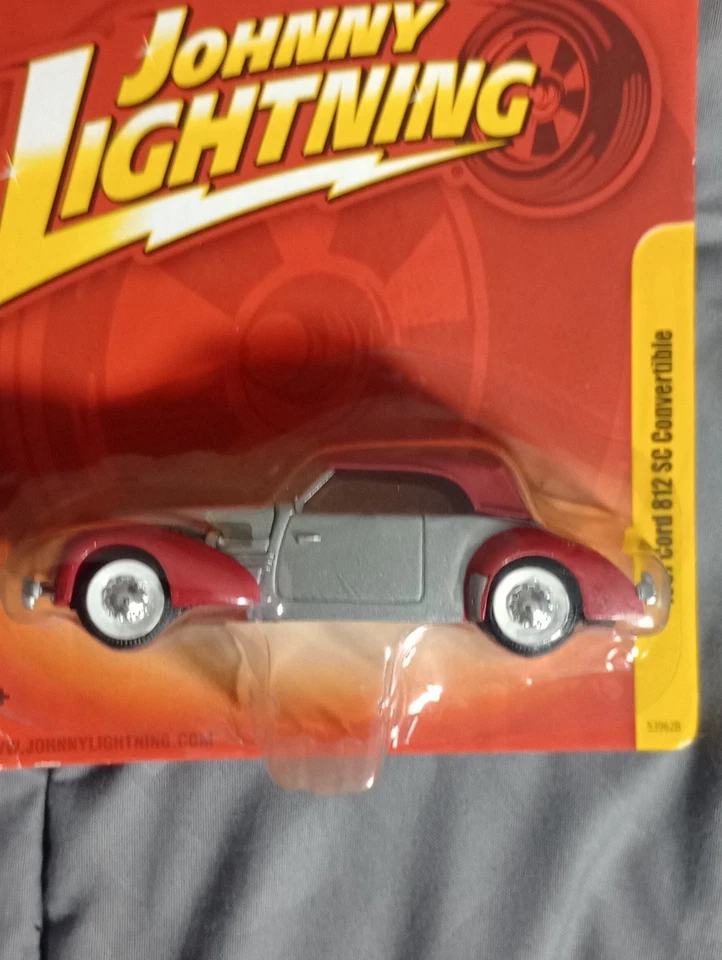 Johnny Lightning 1937 Cord 812 SC Convertible 2010 Foto 2 de 4