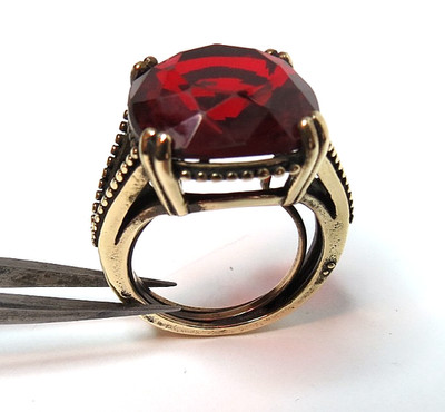 VINTAGE UNSEX BRASS RING W/ RED RUBY COLOR STONE SIZE: 8 TO 9 & TOP 17MM WIDE