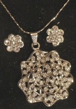 parure bijou neuf coffret collier fleur relief boucles clous cristal diamant 