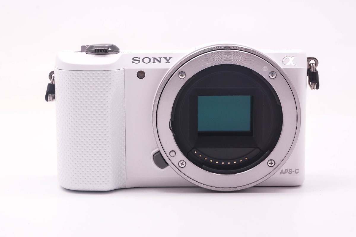 Sony α5000一眼レフカメラ α5000 特長 : 毎日持ち歩ける小型・軽量ボディ | デジタル一眼カメラα