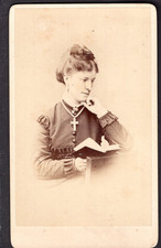 Wiktoriańska CDV - Młoda kobieta z książką - Photo Mills Saunders, Eton