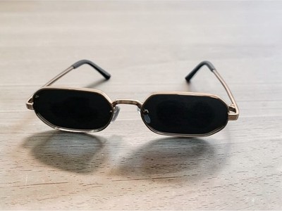 Herren Sonnenbrille rechteckige Form mit goldener Fassung und schwarzen Gläsern