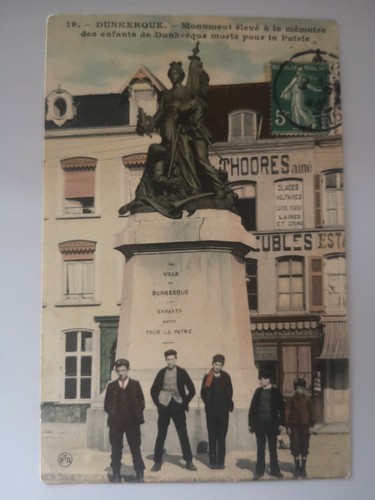 CPA - 59 Dunkerque - Monument élevé à la mémoire des Enfants de Dunkerque morts  - Foto 1 di 2