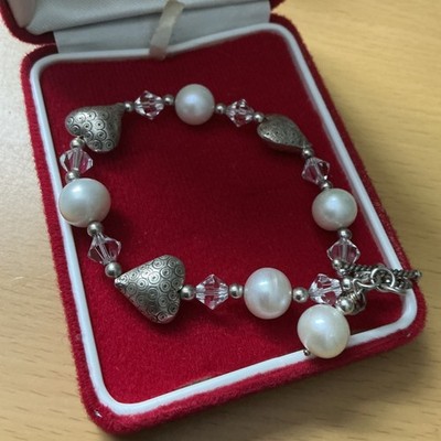 Atemberaubendes Statement Armband mit Herzen & Perlen / 19 cm lang