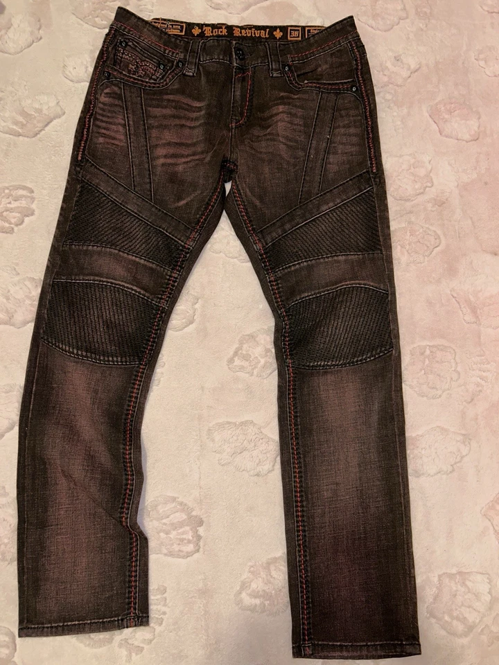 Pantalones de mezclilla rectos ajustados Rock Revival para hombre borgoña remachados, 36" Foto 4 de 4