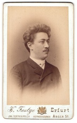Fotografie K. Festge, Erfurt, Anger 51, Junger Herr im Anzug mit Moustache 