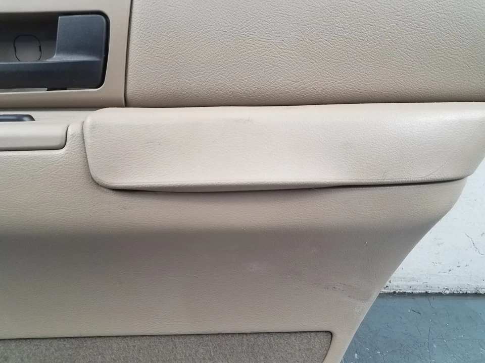 Panel de puerta trasera derecha Grand Marquis/Corwn Vic Victoria 2005 #9031 G3 Foto 4 de 4