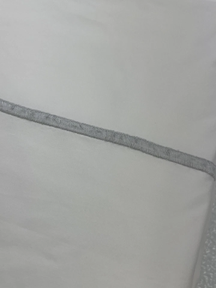 Edredón a rayas de algodón egipcio Yves Delorme Athena blanco/gris Queen usado Foto 3 de 4