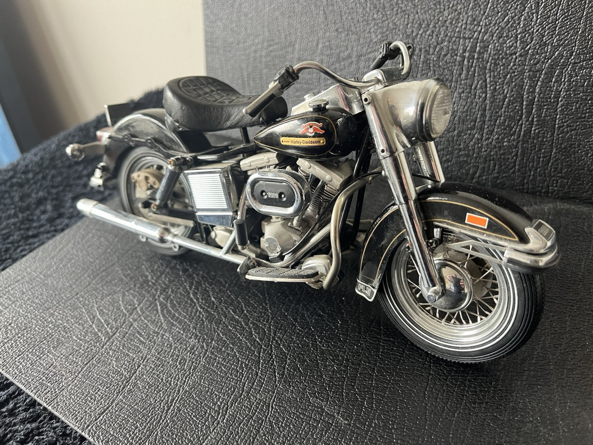 Franklin Mint 1:10 Scale 1976 Harley Davidson Electra Glide Franklin Mint 1:10 Scale 1976 Harley Davidson Electra Glide