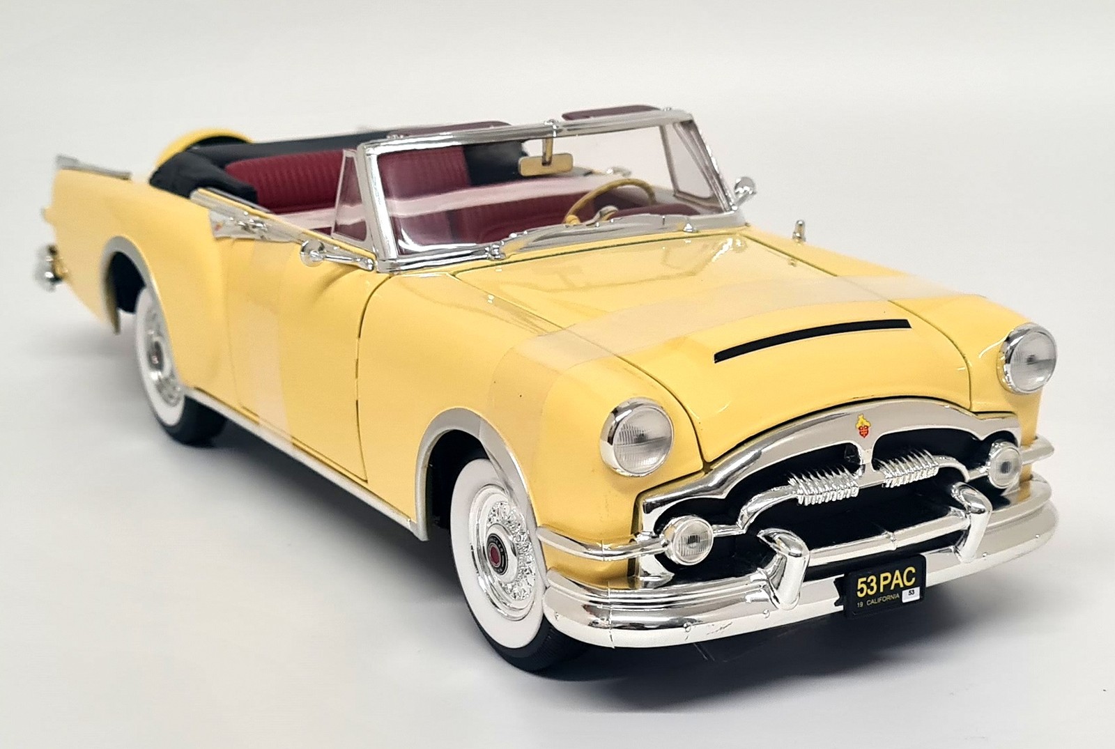 Signature 1/18 - Packard Caribbean 1953 Yellow Diecast Scale Model Car
