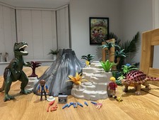Playmobil 5230 Exploding volcano island with dinosaurs and explorers