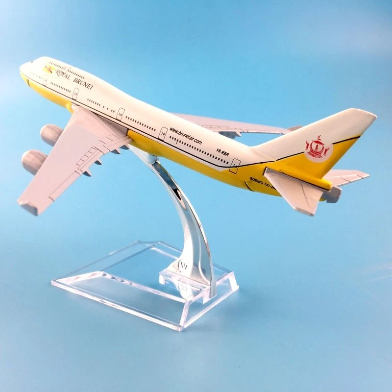 1:400 Diecast Airplane Model 16cm Royal Brunei Airlines Boeing 747 Collection - Image 2 of 4
