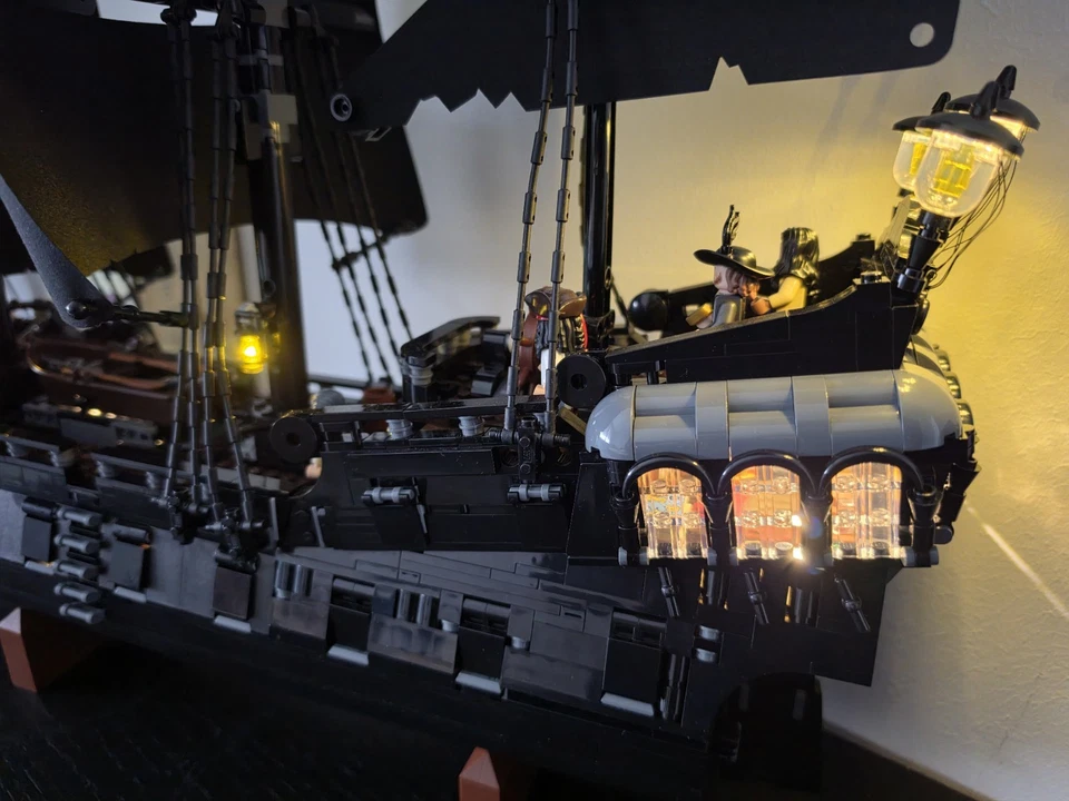 LEGO Icons 10365 Captain Jack Sparrow's Pirate Ship, Foto 2 von 4