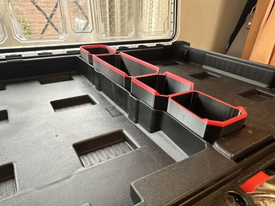 Milwaukee Packout SLIM Organizer MITTE 4 MÜLLEIMER schwarz und rot
