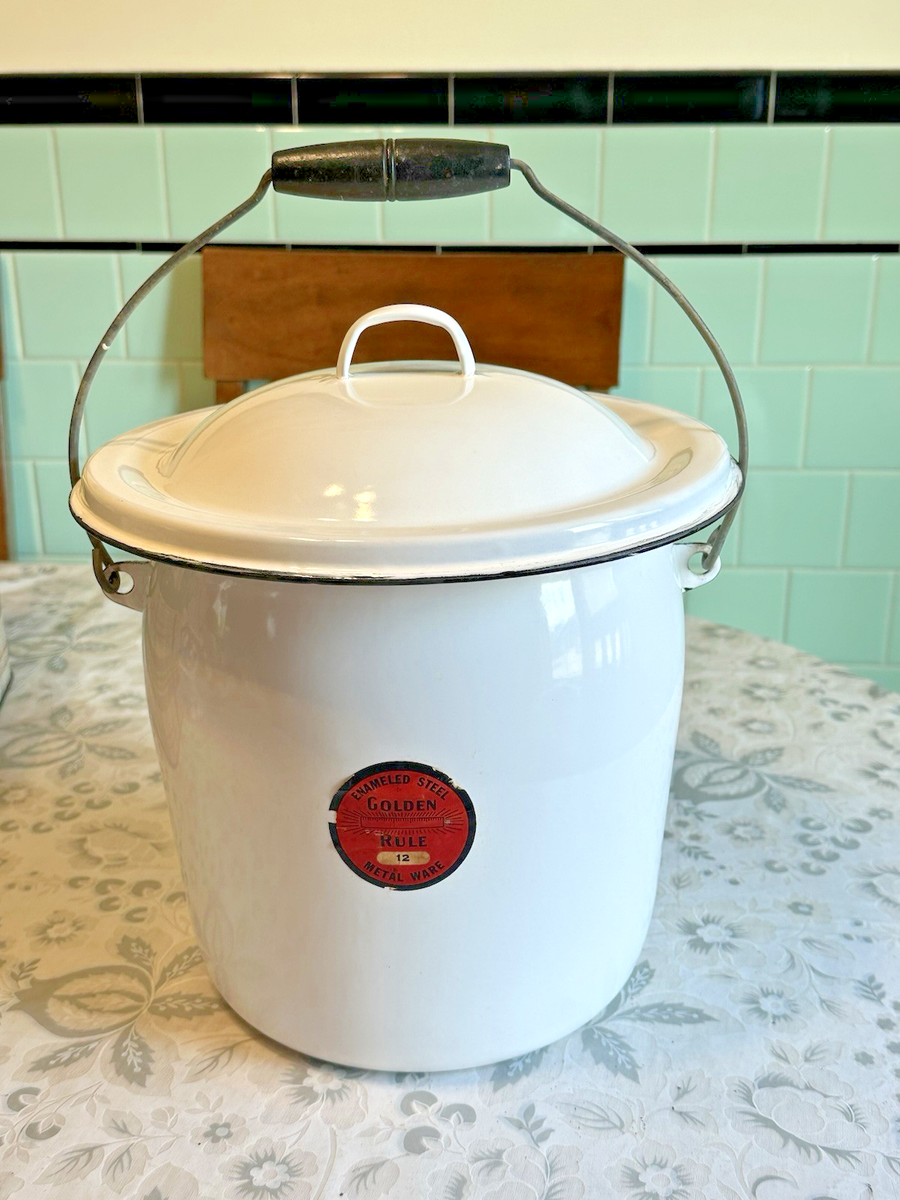 VINTAGE GOLDEN RULE ENAMELWARE CHAMBER POT WHITE WITH HANDLE AND