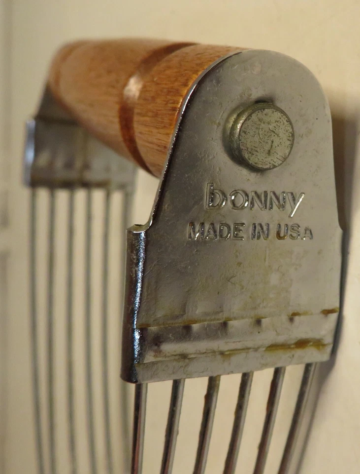 Vintage Bonny USA Flour Pastry Dough Blender Cutter Mixer with Wood Handle Used - Image 4 of 4