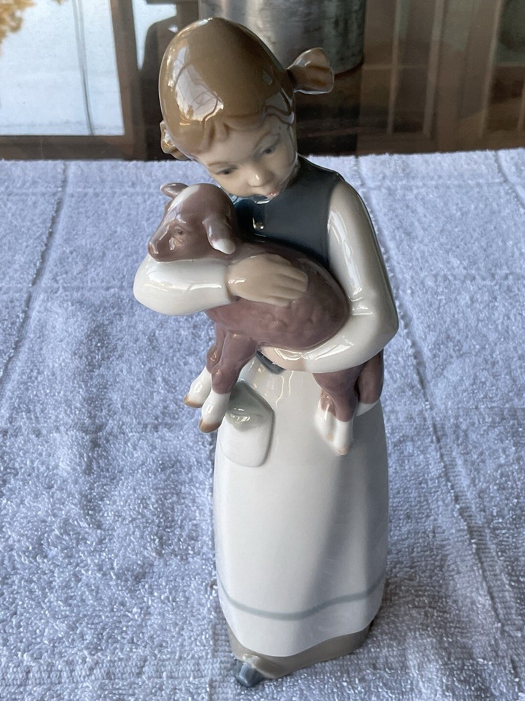 LLARDO MADRID SPAIN FARM GIRL WITH LAMB SHEEP #1010 RETIRED Vintage 8.5”H Signed