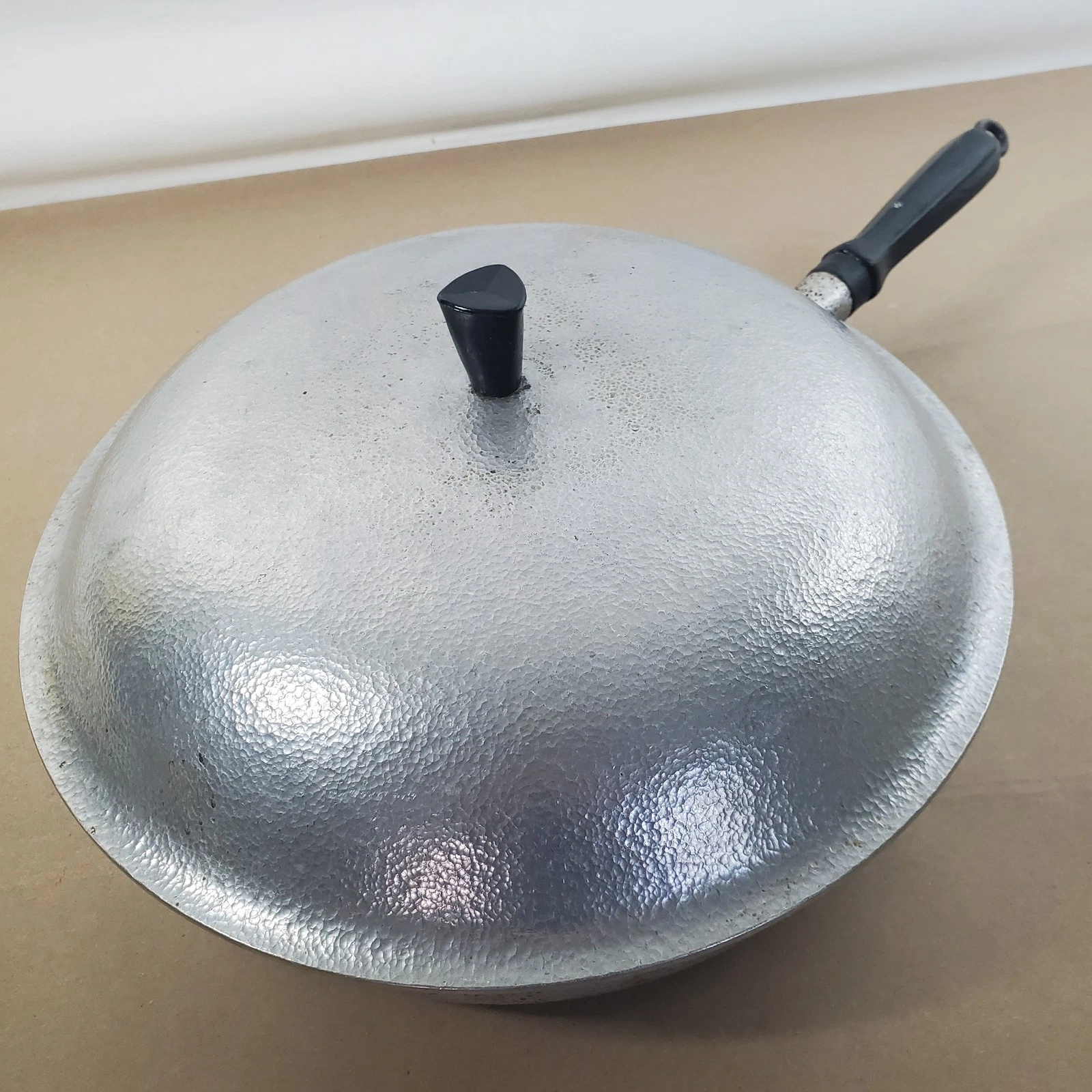 Vintage B.C.C. LTD. Hammered Aluminum Wok with Lid & Long Handle 11.5" Diameter
Opens in a new windo