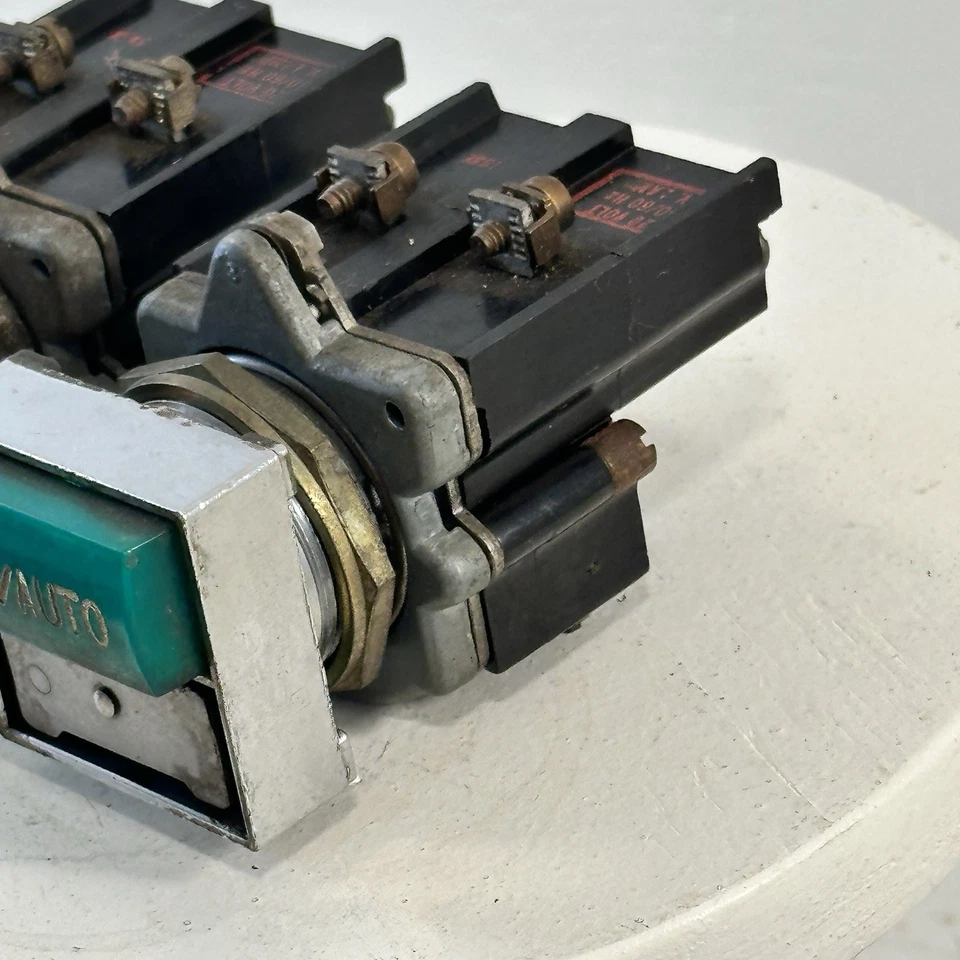 2-CUTLER HAMMER E30 120V 50/60Hz Compact Push Button w/Start-Stop- Ind Light - Image 3 of 4