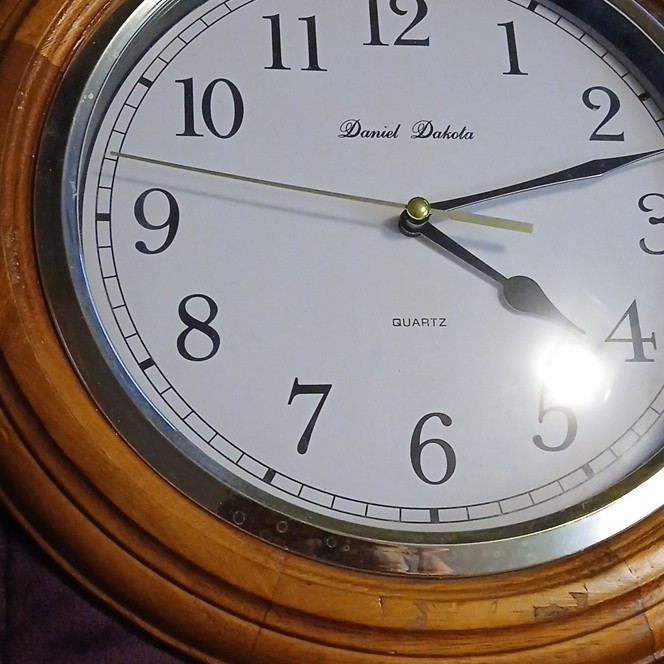 1990s Daniel Dakota Round Wood Frame Wall Clock Quartz Battery Analog Arabic Num